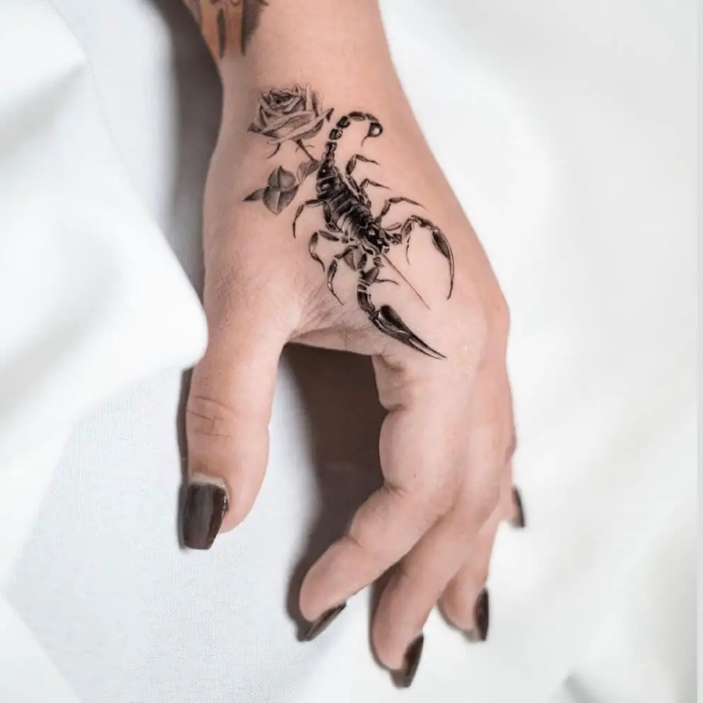 47 Daring Hand Tattoos For Girls To Express Themselves