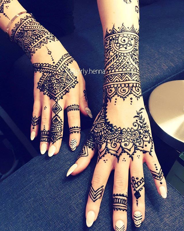 Pin By Ba Bing On Tinta Rihanna Hand Tattoo Hand And Finger Tattoos Henna Inspired Tattoos